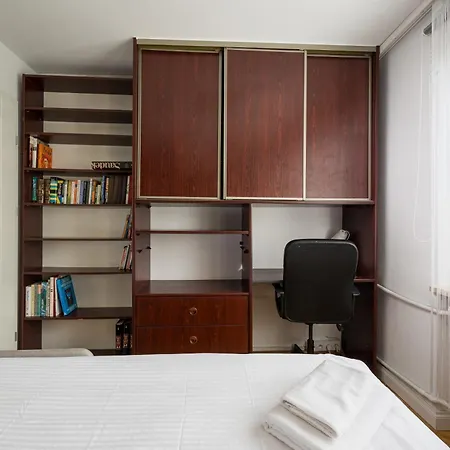 Embassy Avenue At Royal Park By Bookinghost * Warschau