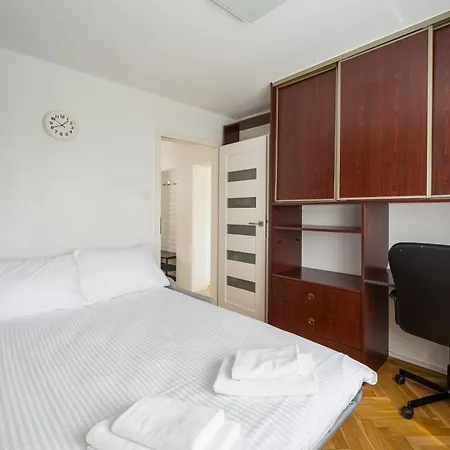 Embassy Avenue At Royal Park By Bookinghost * Varšava