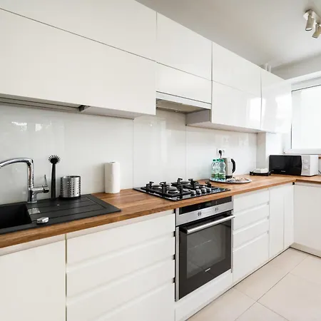 Embassy Avenue At Royal Park By Bookinghost * Varšava