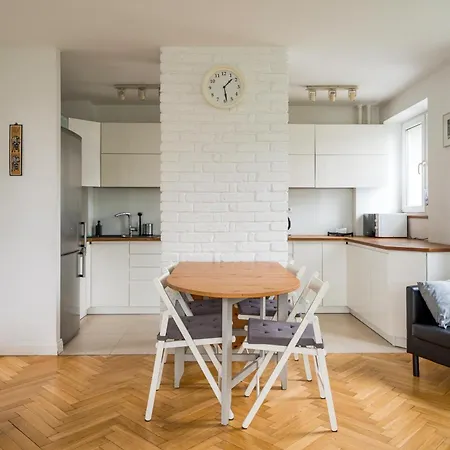 Embassy Avenue At Royal Park By Bookinghost * Varšava